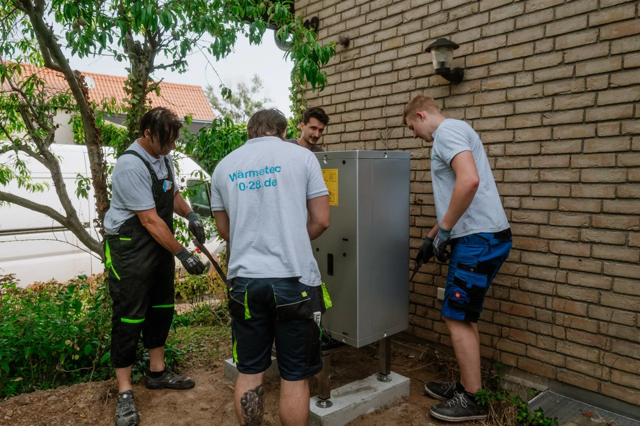 Anlagenmechaniker SHK bei Wärmepumpen-Installation — WÄRMETEC